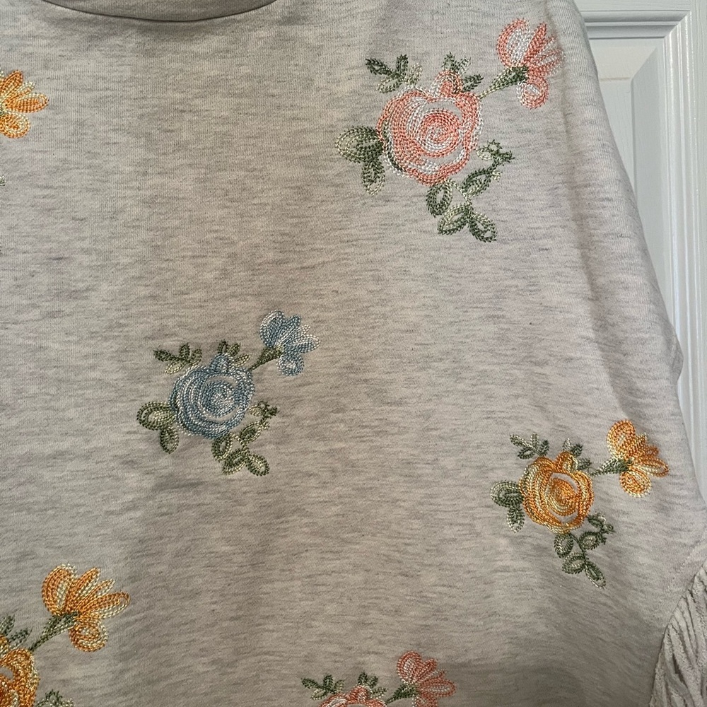 Anthropologie TP Gray‎ Floral Embroidered Poncho Cottagecore Floral Fringe - Picture 3 of 7